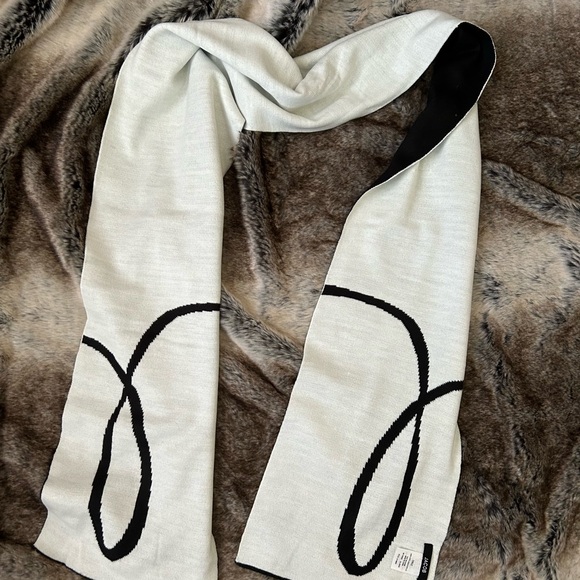 Patterned Scarf - Picture 3 of 4